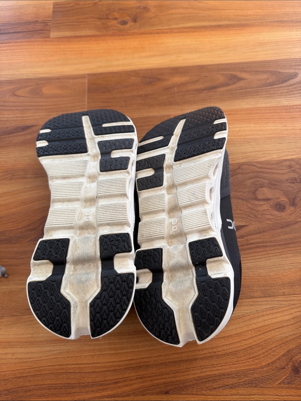 Sale On Running Cloud Black & White Running Shoes. Cloudrunner - Picture 5 of 5